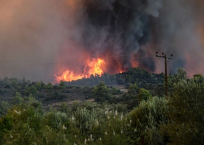 Μεγάλη φωτιά στην Εύβοια: Μάχη σε τρία μέτωπα – Νέες εκκενώσεις χωριών