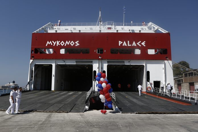 Σπάνε σαμπάνιες για το Cruise Ferry Mykonos Palace