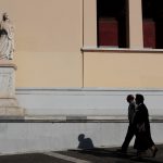 Bloomberg: Διέσωσαν τις τράπεζες φορτώνοντας το βάρος στους Ελληνες