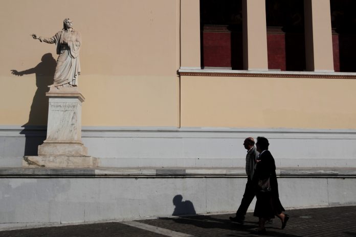 Bloomberg: Διέσωσαν τις τράπεζες φορτώνοντας το βάρος στους Ελληνες