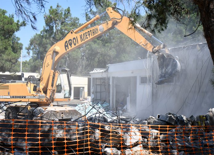 Μπήκαν οι μπουλντόζες στο Μάτι
