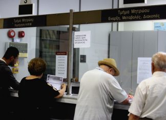 "Ματωμένο" πλεόνασμα: 2,046 δισ. έδωσε η υπερ-φορολόγηση