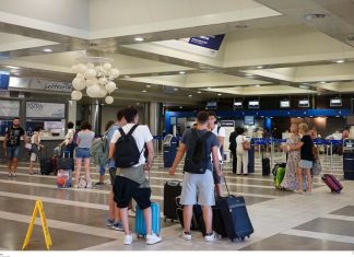 Οι διπλωμάτες φεύγουν οι Ρώσοι τουρίστες έρχονται