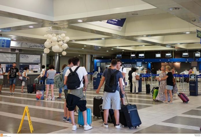 Οι διπλωμάτες φεύγουν οι Ρώσοι τουρίστες έρχονται