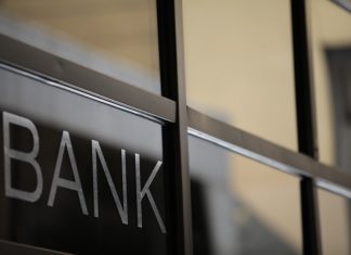 "Λουκέτο" στα καταστήματά της σε τρία νησιά βάζει ελληνική τράπεζα