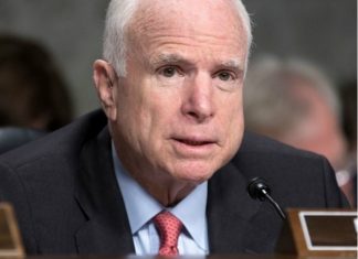 "Έσβησε" το "λιοντάρι της γερουσίας" Τζον Μακέιν