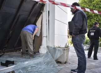 "Τα πήραν όλα κι έφυγαν": Επεισοδιακή ληστεία σε κοσμηματοπωλείο στη Νίκαια