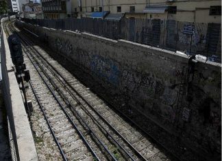 Σε εξέλιξη επιχείρηση απεγκλωβισμού στον ΗΣΑΠ