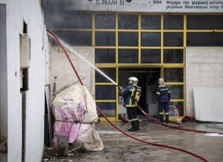 Πυρκαγιά σε συνεργείο αυτοκινήτων στον Ταύρο