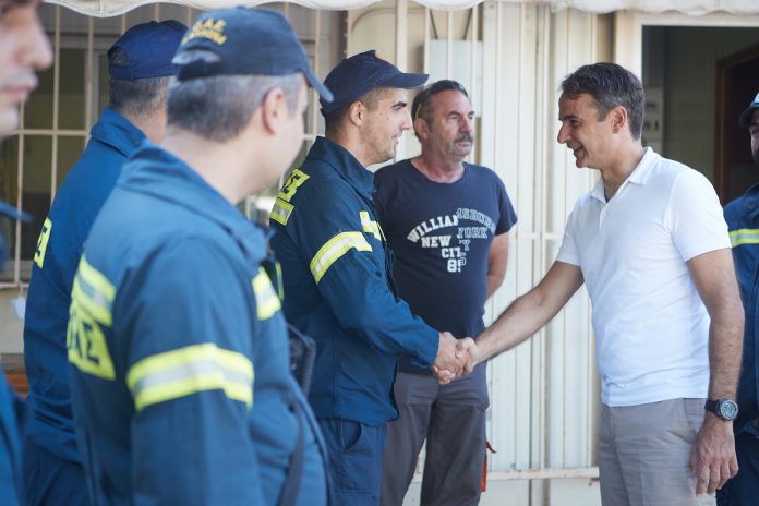 Στο πυροφυλάκιο Βύρωνα ο Κ. Μητσοτάκης