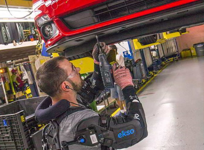 Ford: Εφοδιάζει με «exoskeletons 75 εργάτες σε 15 εργοστάσιά της
