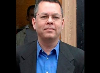 Το "τραβάει" στα άκρα ο Ερντογάν: Απορρίφθηκε το αίτημα αποφυλάκισης του πάστορα