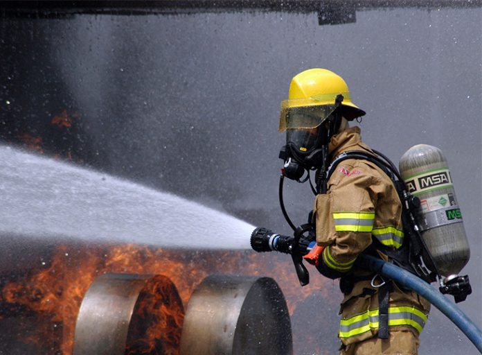 Πυροσβέστες διέσωσαν σκύλο από φλεγόμενο διαμέρισμα
