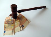 Πρόστιμο 1.000 ευρώ σε 143 κλάδους που υποχρεούνται να έχουν POS Της επέβαλαν πρόστιμο 384.106 ευρώ