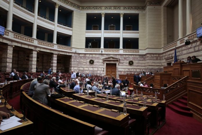 Έντονοι λεκτικοί διαξιφισμοί μεταξύ ΣΥΡΙΖΑ - ΝΔ στη Επιτροπή Αναθεώρησης
