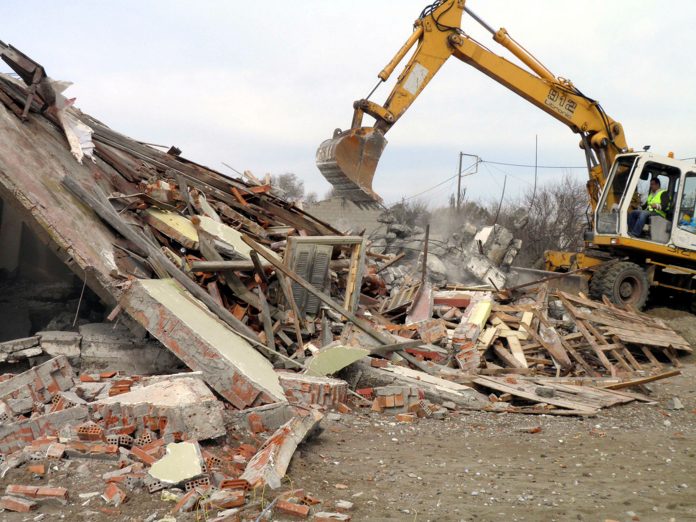 Συνεχίζονται οι κατεδαφίσεις αυθαιρέτων