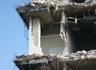 Δεν εντοπίστηκε κανείς εγκλωβισμένος στο κτίριο που κατέρρευσε στον Πειραιά
