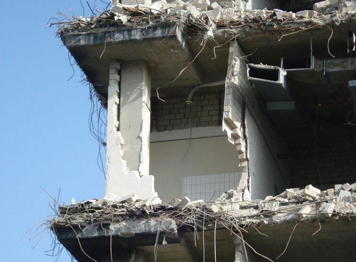 Δεν εντοπίστηκε κανείς εγκλωβισμένος στο κτίριο που κατέρρευσε στον Πειραιά