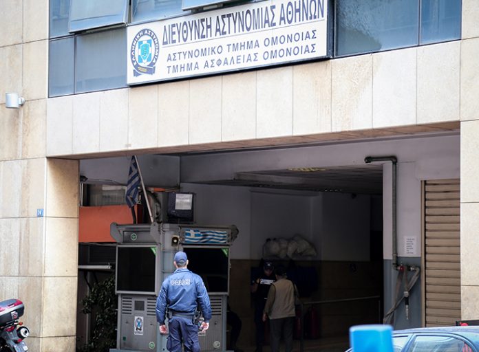 Eπίθεση με μολότοφ στο Α.Τ. Ομονοίας, φωτιές και κλειστοί δρόμοι