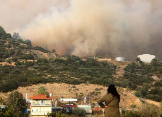 Ολονύχτια μάχη με τις φλόγες στη Σιθωνία – Συνεχίζεται η προσπάθεια κατάσβεσης