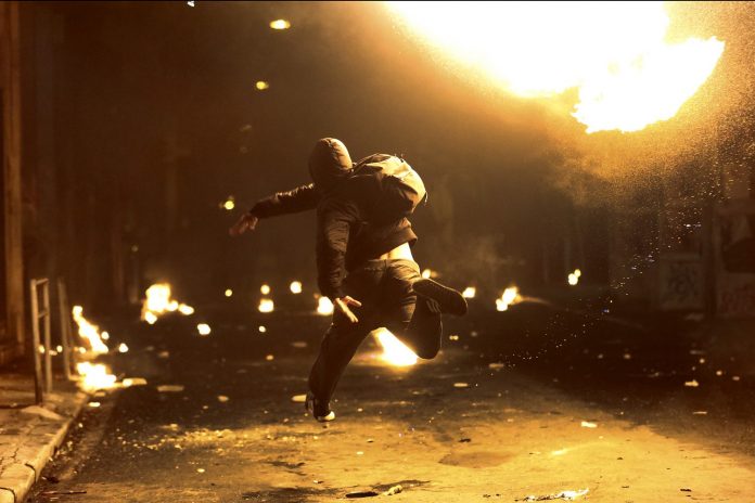 Επίθεση με μολότοφ σε αλβανικό τουριστικό γραφείο στο κέντρο της Αθήνας