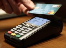 Νέο "καθεστώς" για τα POS: Τι αλλάζει σε περίπτερα, θέατρα και ταξί