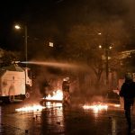 Εικόνες χάους στα Εξάρχεια – Μολότοφ, καταστροφές και 19 συλλήψεις