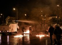 Εικόνες χάους στα Εξάρχεια – Μολότοφ, καταστροφές και 19 συλλήψεις