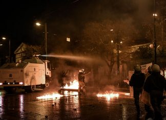 Εικόνες χάους στα Εξάρχεια – Μολότοφ, καταστροφές και 19 συλλήψεις