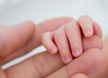 ΕΛΣΤΑΤ: Στα "ύψη" οι υιοθεσίες στην Ελλάδα το 2017