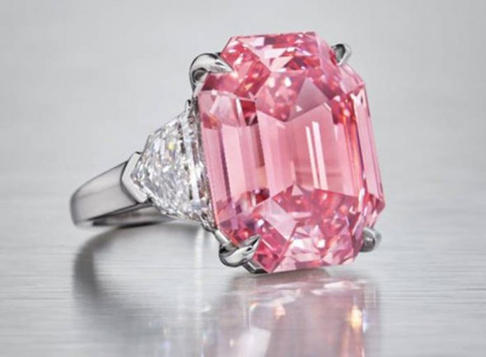 Βγαίνει σε δημοπρασία το ροζ διαμάντι που αναμένεται να σπάσει κάθε ρεκόρ