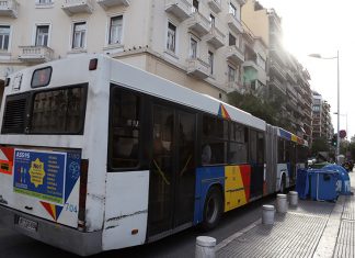 Λεωφορείο του ΟΑΣΘ: Έπεσε πάνω σε σταθμευμένα αυτοκίνητα