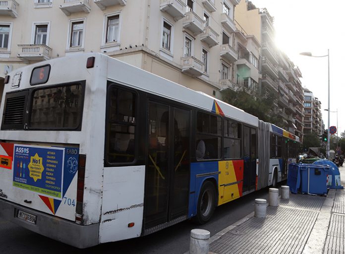 Λεωφορείο του ΟΑΣΘ: Έπεσε πάνω σε σταθμευμένα αυτοκίνητα