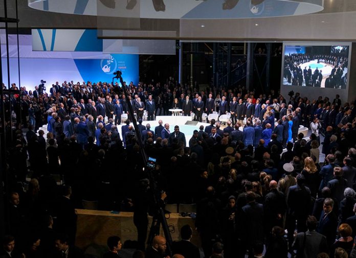 Πορεία ειρήνης προς την Αψίδα του Θριάμβου (video)