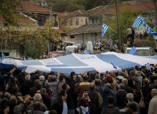 Θρήνος στον αποχαιρετισμό του Κωνσταντίνου Κατσίφα – Φώναζαν «αθάνατος»