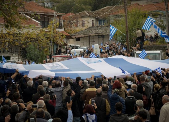 Θρήνος στον αποχαιρετισμό του Κωνσταντίνου Κατσίφα – Φώναζαν «αθάνατος»