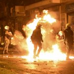 Νύχτα επεισοδίων στα Εξάρχεια - Τραυματίες, μολότοφ και βία για τα 10 χρόνια από τη δολοφονία Γρηγορόπουλου