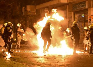Νύχτα επεισοδίων στα Εξάρχεια - Τραυματίες, μολότοφ και βία για τα 10 χρόνια από τη δολοφονία Γρηγορόπουλου