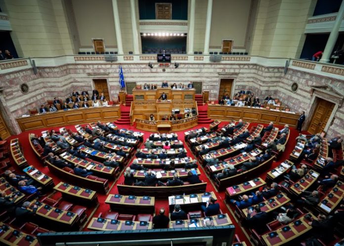 Ξεκινά αύριο και ολοκληρώνεται την Τετάρτη η συζήτηση για την πρόταση ψήφου εμπιστοσύνης στην κυβέρνηση
