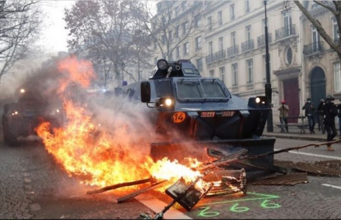 Γαλλία-Κίτρινα Γιλέκα: 1.385 προσαγωγές, 975 συλλήψεις 118 τραυματίες