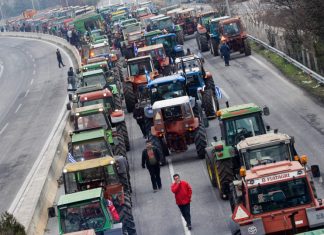 Κλιμακώνουν τις κινητοποιήσεις οι αγρότες