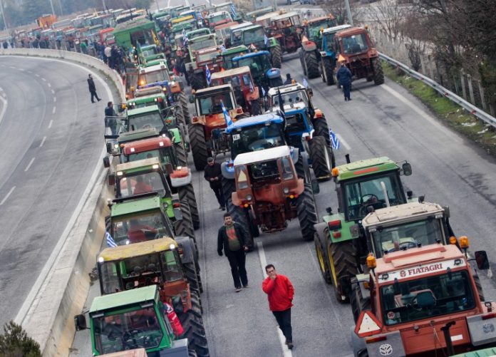 Κλιμακώνουν τις κινητοποιήσεις οι αγρότες