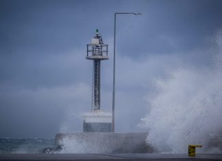 Προβλήματα σε ακτοπλοΐα και δρόμους