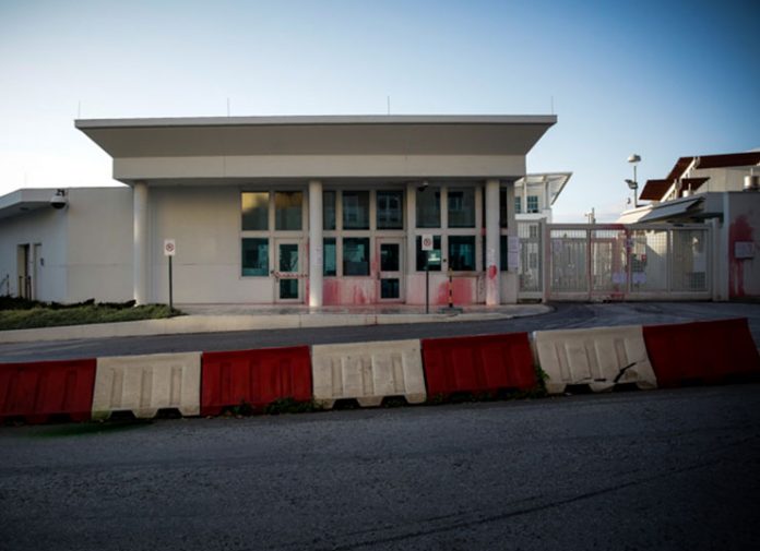 8 προσαχθέντες για την επίθεση με μπογιές στην πρεσβεία των ΗΠΑ