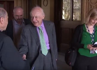 James Watson: Ο επιστήμονας που έχασε επιστημονικούς τίτλους μετά από ρατσιστικά του σχόλια (video)