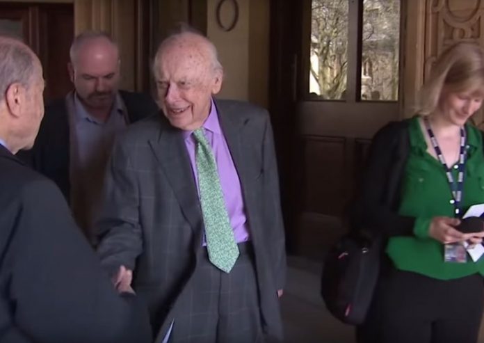 James Watson: Ο επιστήμονας που έχασε επιστημονικούς τίτλους μετά από ρατσιστικά του σχόλια (video)