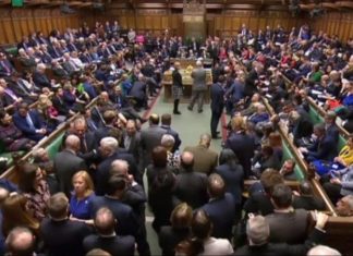 Βουλευτές καταρτίζουν πρόταση για αναβολή της αποχώρησης του ΗΒ από την ΕΕ