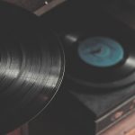 Διψήφια ανάπτυξη πέρσι για τις πωλήσεις δίσκων βινυλίου και κασετών