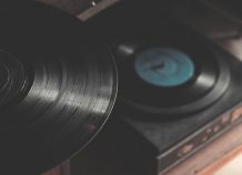 Διψήφια ανάπτυξη πέρσι για τις πωλήσεις δίσκων βινυλίου και κασετών