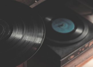 Διψήφια ανάπτυξη πέρσι για τις πωλήσεις δίσκων βινυλίου και κασετών